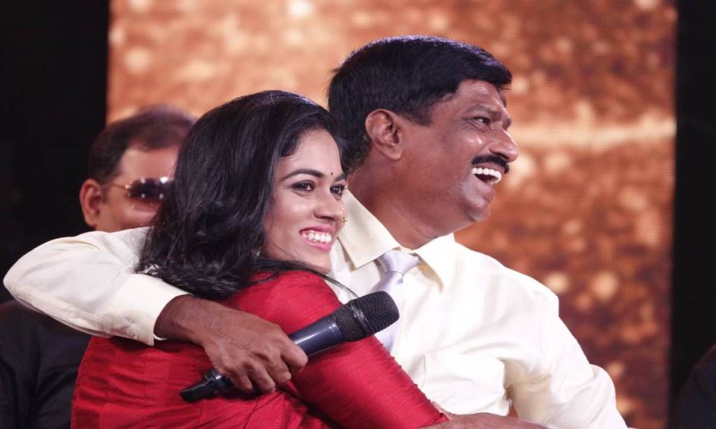 indian idol 12 saylee kamble sings dilbaro for her father