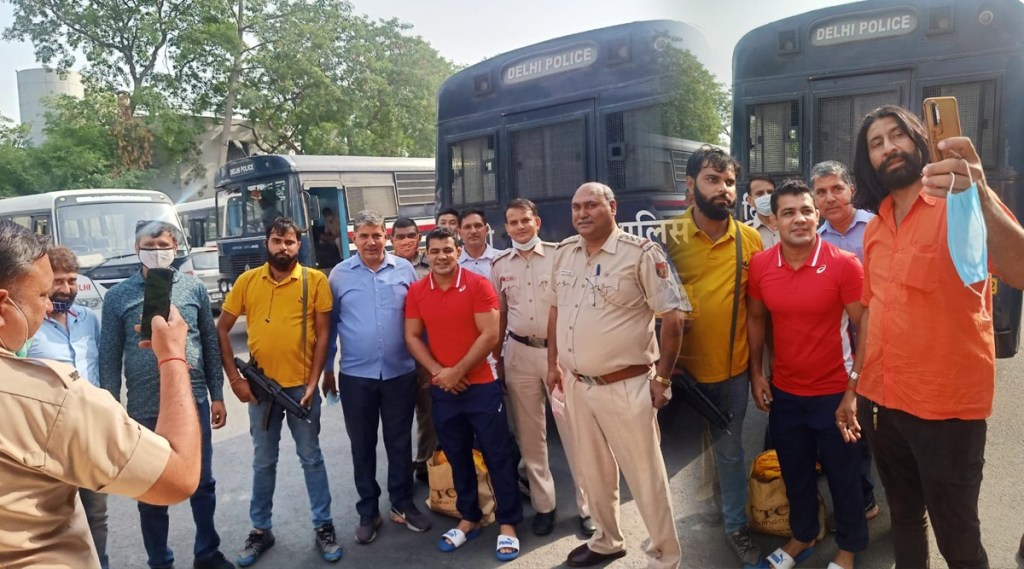delhi police took a photo with murder case accused sushil kumar delhi police took a photo with murder case accused sushil kumar