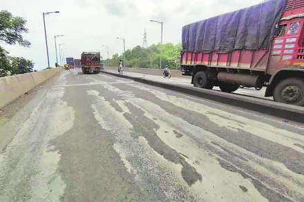 मुंब्रा बाह्यवळण मार्गाची दुरवस्था झाली आहे. जागोजागी रस्ता उखडल्याने वाहनचालकांना येथून मार्गक्रमण करताना त्रास सहन करावा लागत आहे.