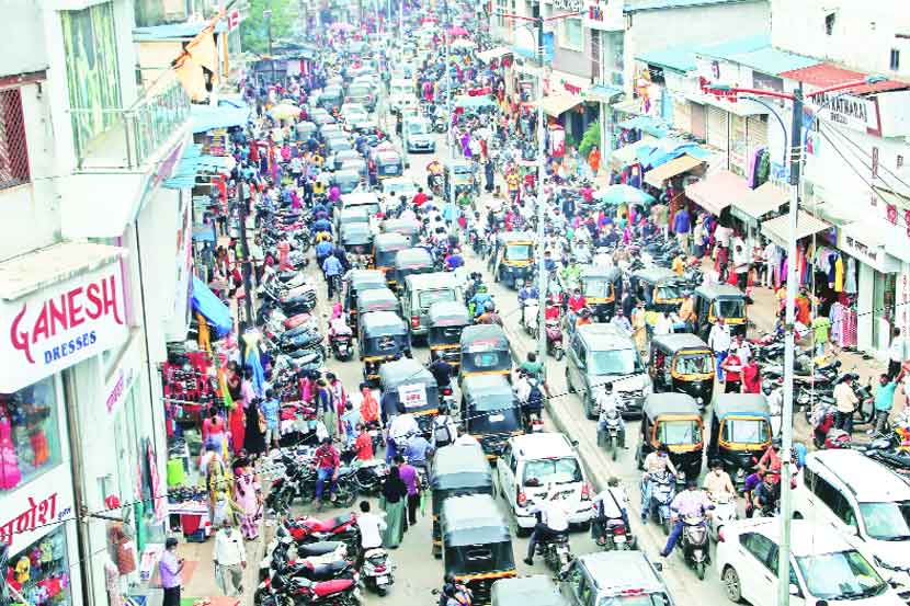 निर्बंध हटताच बेफिकिरीमुळे गर्दी