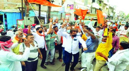 उच्च न्यायालयाच्या निकालानंतर अमरावतीत जल्लोष करताना शिवसैनिक.