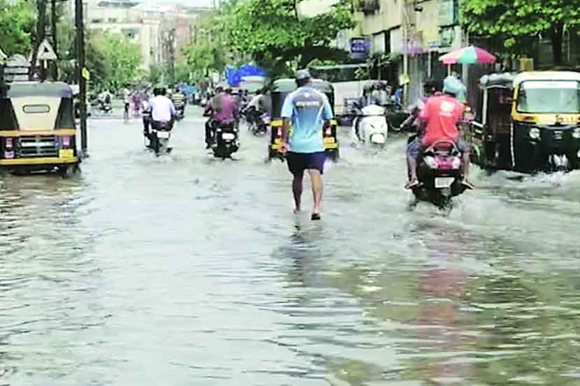 टाळेबंदी शिथिल झाल्याने नाकारिकांची रेलचेल सुरू होती.