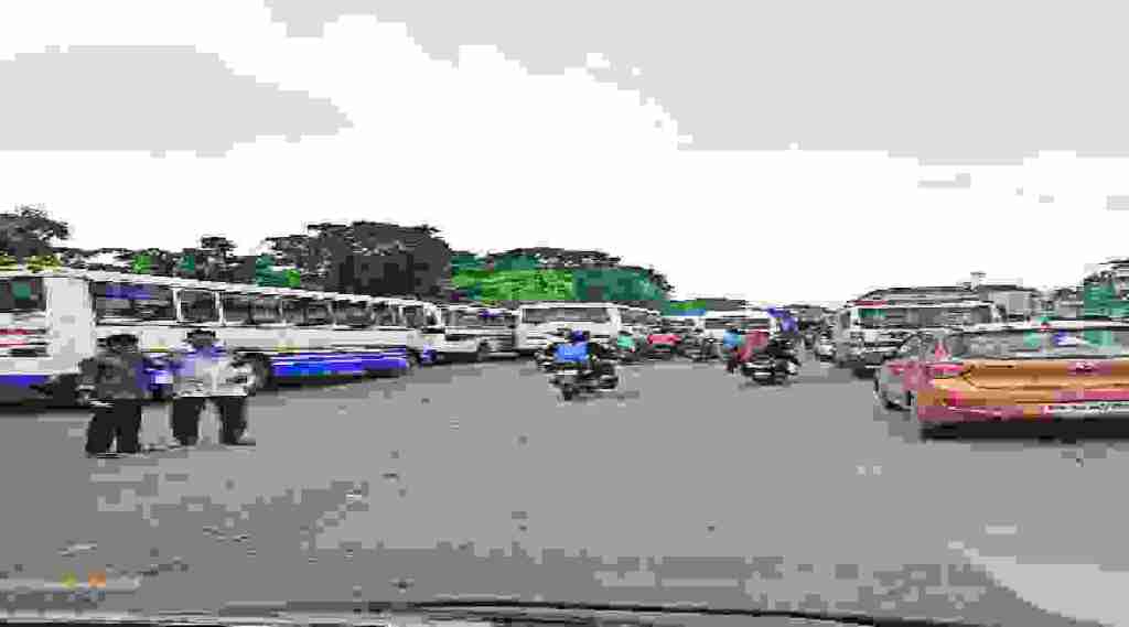 बेकायदा वाहनतळामुळे कोंडी