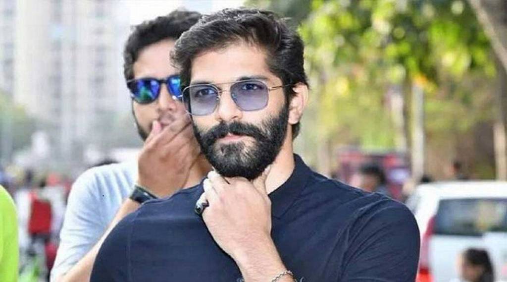 amit thackeray to lead mnvs as aditya shirodkar joins shivsena