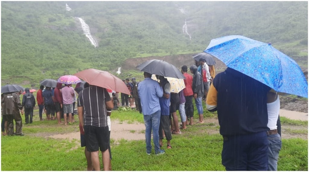 स्थानिक ग्रामस्थांनी तिघांचेही मृतदेह बाहेर काढले आहेत.
