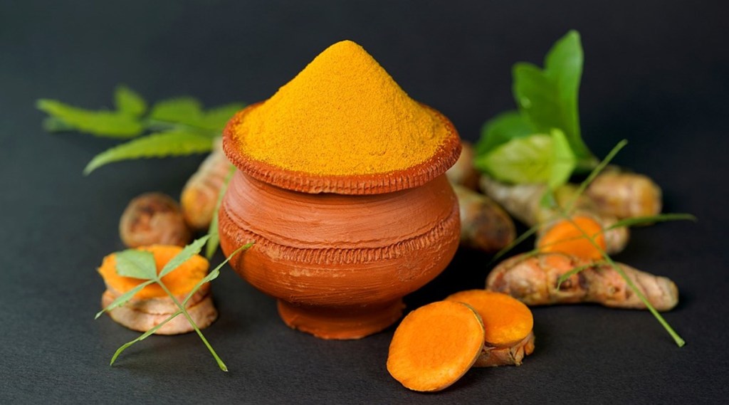 Avoid these 5 common mistakes while applying turmeric on your skin gst 97