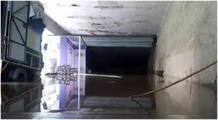 अग्निशमन विभागाकडून या ठिकाणी साचलेले पाणी बाहेर काढण्याचे काम सुरू आहे अग्निशमन विभागाकडून या ठिकाणी साचलेले पाणी बाहेर काढण्याचे काम सुरू आहे