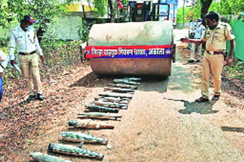बुलेटचे बनावट ‘सायलेन्सर’ चिरडताना वाहतूक पोलीस.