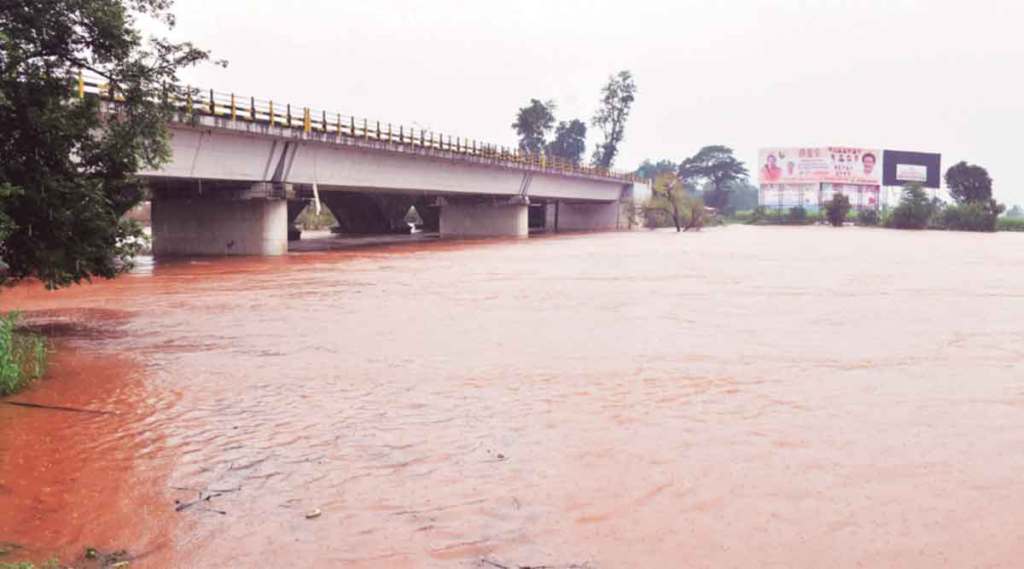 गेल्या चार दिवसांपासून पडत असलेल्या मुसळधार पावसामुळे पंचगंगेचे पात्र गुरुवारी धोका पातळीच्या दिशेने गेले.