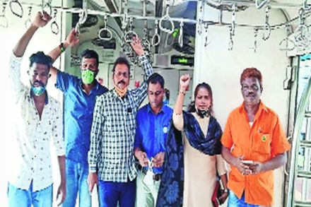जनता दल कार्यकर्त्यांचे विनातिकीट लोकल प्रवास आंदोलन