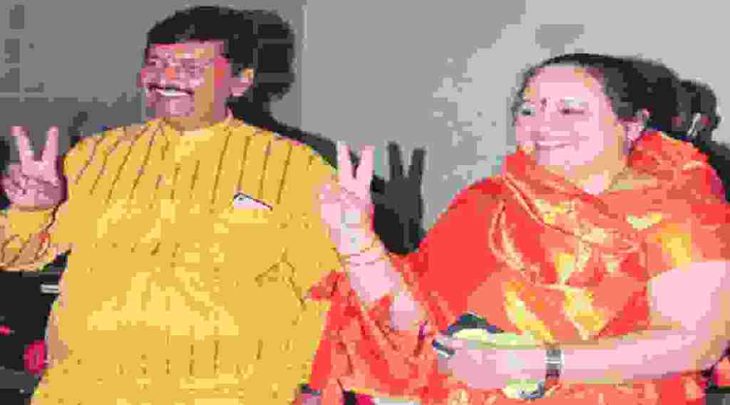 महापौरपदी रोहिणी शेंडगे व उपमहापौरपदी गणेश भोसले यांची निवड झाल्यानंतर दोघांनी हात उंचावत विजयाचा आनंद व्यक्त केला.
