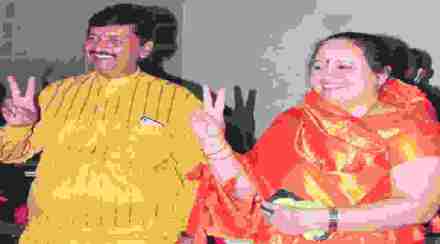 महापौरपदी रोहिणी शेंडगे व उपमहापौरपदी गणेश भोसले यांची निवड झाल्यानंतर दोघांनी हात उंचावत विजयाचा आनंद व्यक्त केला.