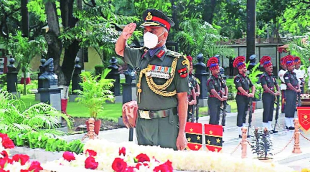 पुण्यातील राष्ट्रीय युद्ध स्मारकावर सोमवारी लष्करातर्फे कारगिल हुतात्म्यांना पुष्पचक्र अर्पण करून मानवंदना देण्यात आली.