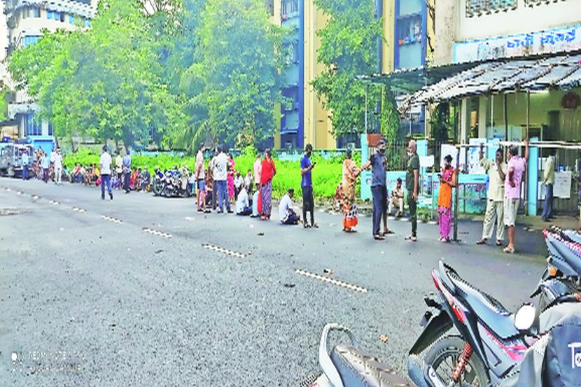 घणसोली सेक्टर ६ येथील पालिकेच्या आरोग्य केंद्रावर मंगळवारी सकाळी लसीकरणासाठी लागलेली रांग.