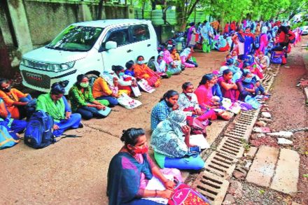 महापालिकेत वैद्यकीय भरती प्रक्रियेत सहभागी होण्यासाठी उपस्थित युवती (छाया-यतीश भानू)