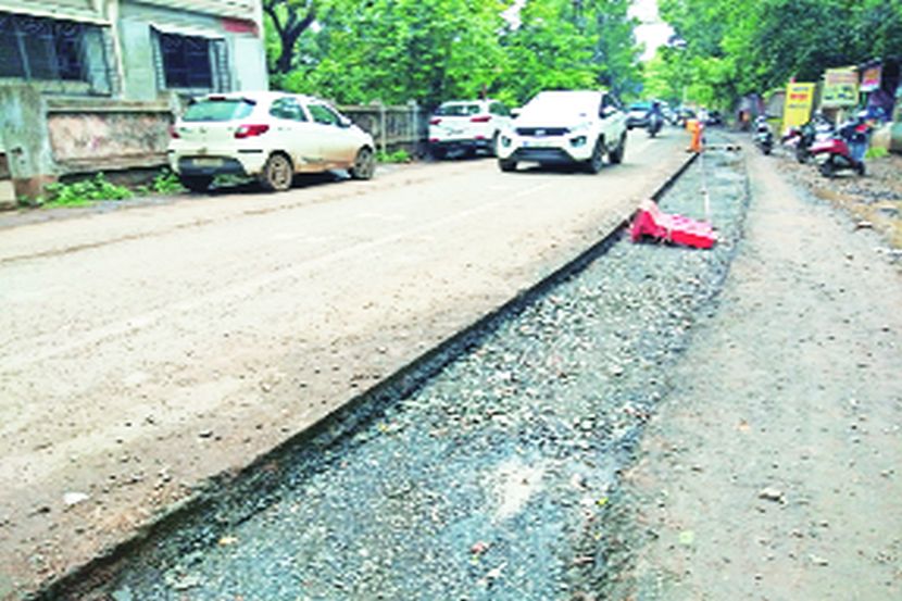 नाशिक शहरात खोदलेल्या अनेक रस्त्यांच्या काठाकडील भाग केवळ मुरूम, माती टाकून बुजविण्यात आला आहे.