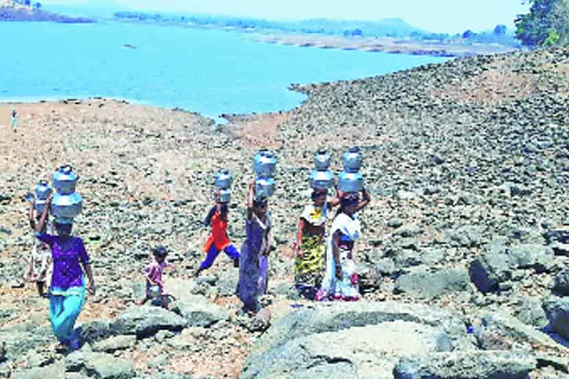 उशाला धरण अन् पाड्यांना कोरड