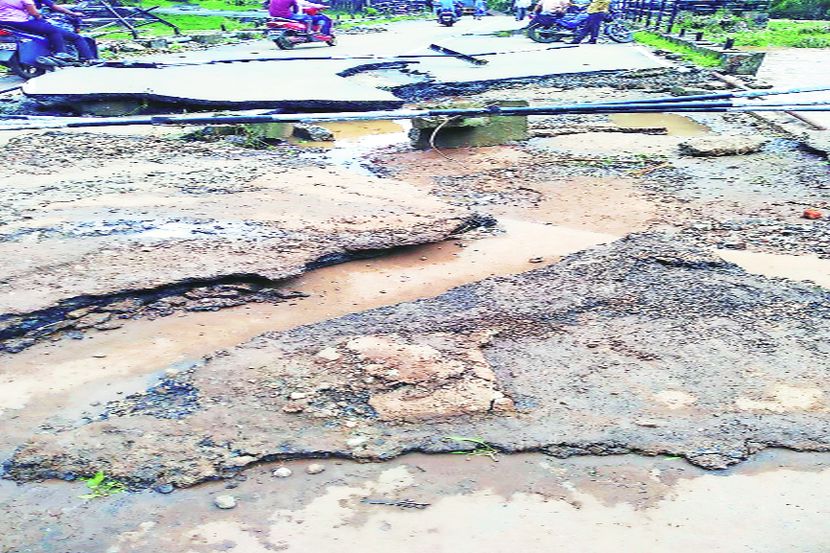 वाहतूक ठप्प, अनेकांचे संसार उघडय़ावर