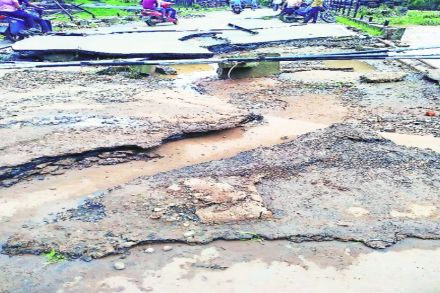 वाहतूक ठप्प, अनेकांचे संसार उघडय़ावर