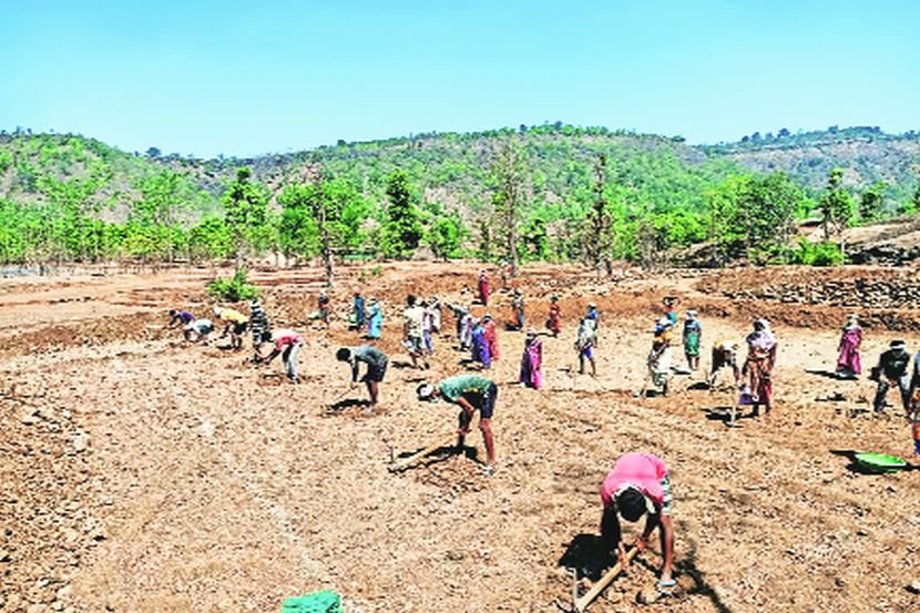 करोनामुळे ‘रोजगार हमी’ संकटात
