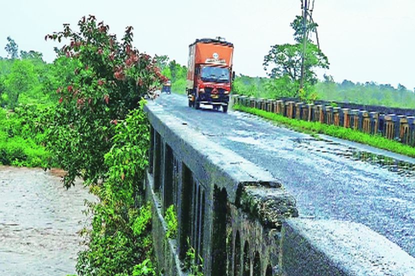 देहरजा नदीवरील जुना दगडी पूल वाहतुकीसाठी धोकादायक