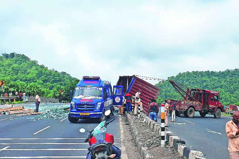 मुबंई-अहमदाबाद राष्ट्रीय महामार्गावर मेंढवन येथे रविवारी अपघात होऊन ट्रेलर चालकाचा मृत्यू झाला आहे. हा अपघात इतका गंभीर होता की, यामध्ये ट्रेलर चालकाचा कंटेनरखाली चेंगरून जागीच मृत्यू झाला. या अपघातानंतर महामार्गावर तब्बल सहा तास कोंडी झाली होती.