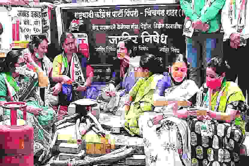 इंधन दरवाढीच्या निषेधार्थ पिंपरीत राष्ट्रवादी काँग्रेसने चूल मांडून आंदोलन केले.