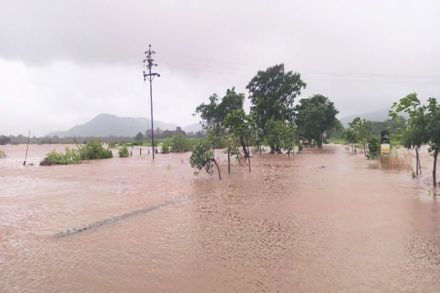 जिल्ह्य़ातील घाटमाथ्यावर सुरू असलेल्या मुसळधार पावसामुळे मावळ परिसरातील शेतांमध्ये पुराचे पाणी शिरल्याने शेतपिकांचे मोठे नुकसान झाले आहे जिल्ह्य़ातील घाटमाथ्यावर सुरू असलेल्या मुसळधार पावसामुळे मावळ परिसरातील शेतांमध्ये पुराचे पाणी शिरल्याने शेतपिकांचे मोठे नुकसान झाले आहे
