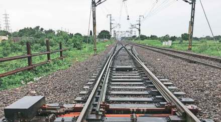 भुसावळ-इगतपुरी रेल्वे मार्गावर  ‘थिक वेब स्वीच’ बसविले जात आहे.  (छाया - अपूर्व गुजराथी, मनमाड)