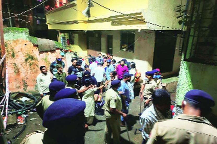 मुंब्य्रात नाल्यावर इमारतींचे बांधकाम