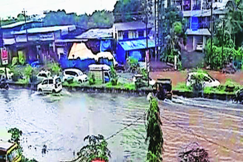 दोन दिवसांपासून पडत असलेल्या मुसळधार पावसात सोमवारी जलमय झालेला कल्याण-शिळफाटा रस्ता.