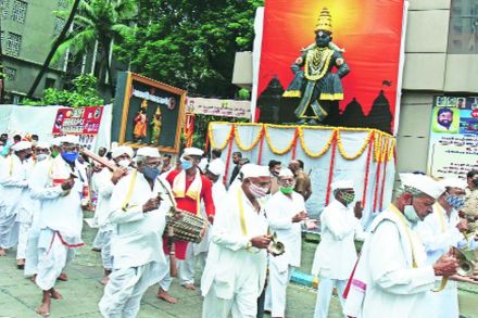 या वारकरी भवनाच्या माध्यमातून अधिकाधिक संप्रदायाचा वारसा जोपासण्याचे काम पुढील पिढीमार्फत सुरू राहील असे पालकमंत्री शिंदे यांनी यावेळी सांगितले. यावेळी महापौर नरेश म्हस्के यांच्यासह पालिका पदाधिकारी आणि अधिकारी उपस्थित होते.