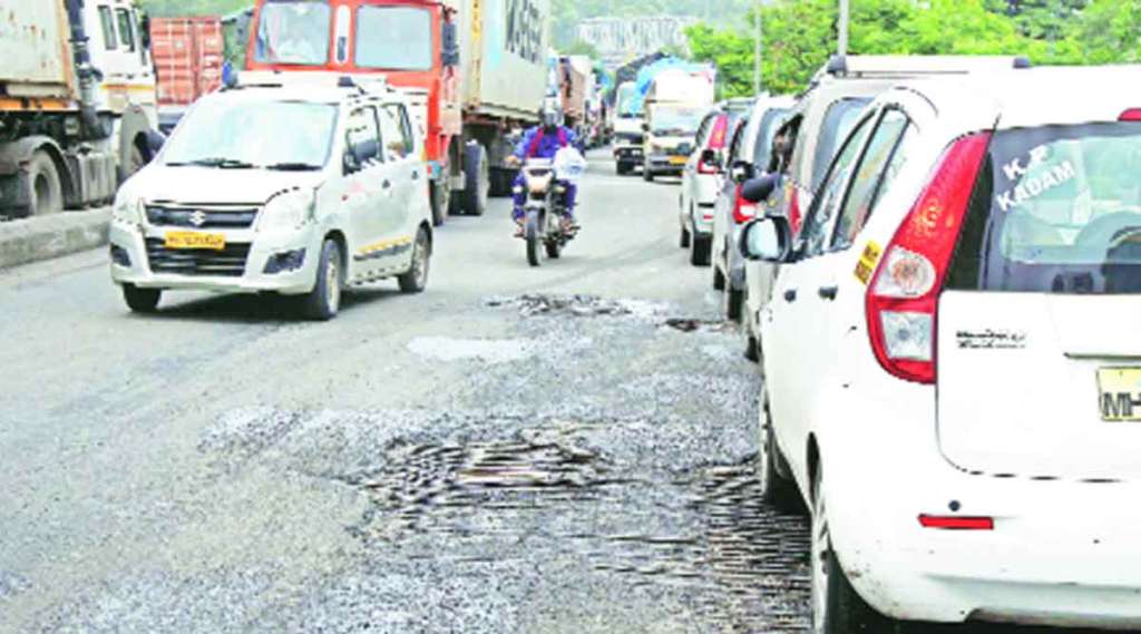 मुंब्रा बाह्य़वळण मार्गावर एक मोठा खड्डा पडला असून त्याचा परिणाम वाहतुकीवर होत आहे.