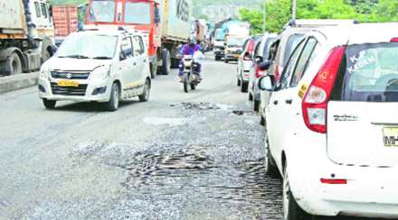 मुंब्रा बाह्य़वळण मार्गावर एक मोठा खड्डा पडला असून त्याचा परिणाम वाहतुकीवर होत आहे.