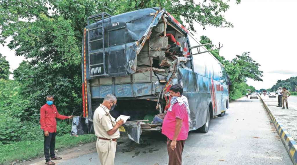 उत्तर प्रदेशात भरधाव ट्रकची डबलडेकर बसला धडक; १८ जण ठार, २५ जखमी