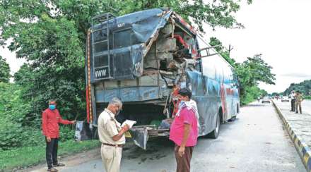 उत्तर प्रदेशात भरधाव ट्रकची डबलडेकर बसला धडक; १८ जण ठार, २५ जखमी