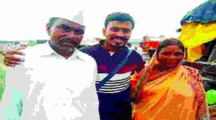 आई-वडिलांसह राजू केंद्रे