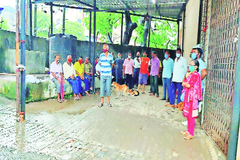 बंद लसीकरण केंद्रावरही गर्दी