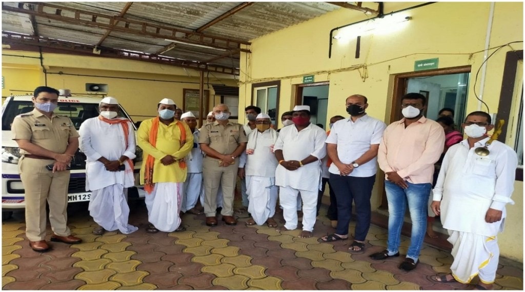 दिवे घाटातून पंढरपूरच्या दिशेने पायी निघाले होते.