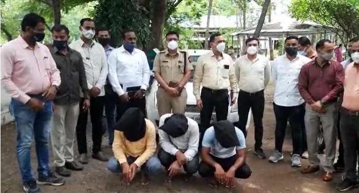 पोलीस असल्याचे सांगून बसमधील चौघांकडून रोख रक्कमेसह १ कोटींपेक्षा जास्त मुद्देमाल लुटणाऱ्या तिघांना अटक