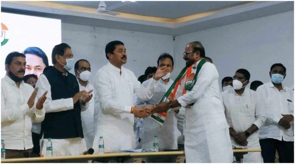 अशोक शिंदे यांनी काँग्रेसमध्ये प्रवेश केला तेव्हा माजी मुख्यमंत्री पृथ्वीराज चव्हाण, काँग्रेस नेते भाई जगताप व अन्य काँग्रेस नेत्यांची उपस्थिती होती.