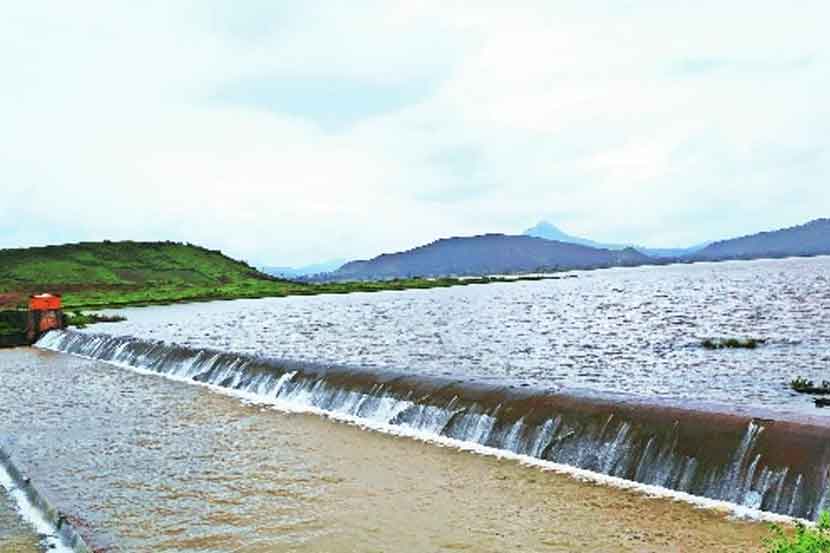 ओसंडून वाहणारे हरणबारी धरण.