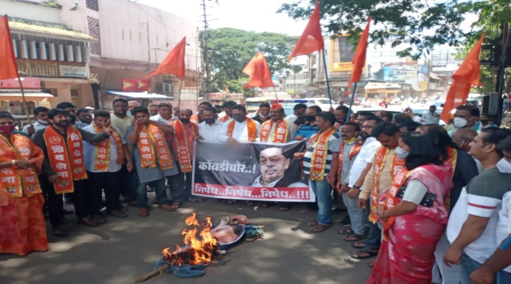 Symbolic statue of Narayan Rane burnt by Shiv Sainiks in Kolhapur