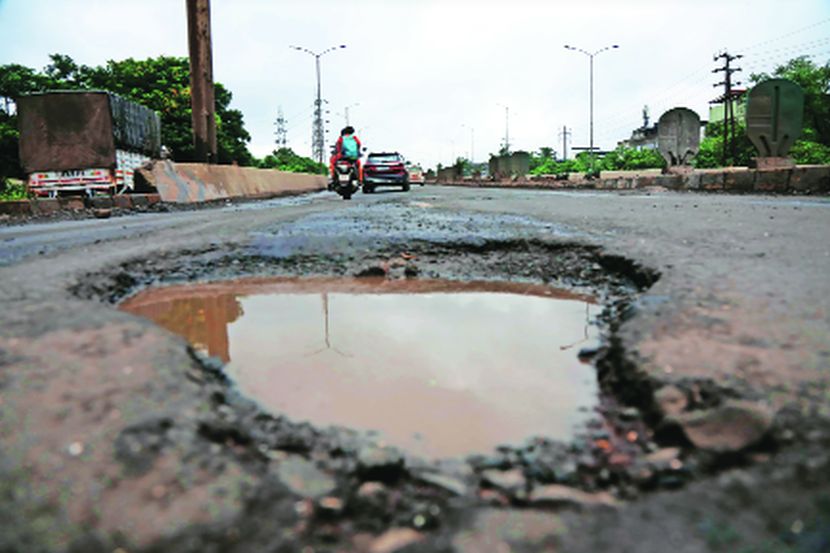 पुलांवर जीवघेणे खड्डे पुलांवर जीवघेणे खड्डे