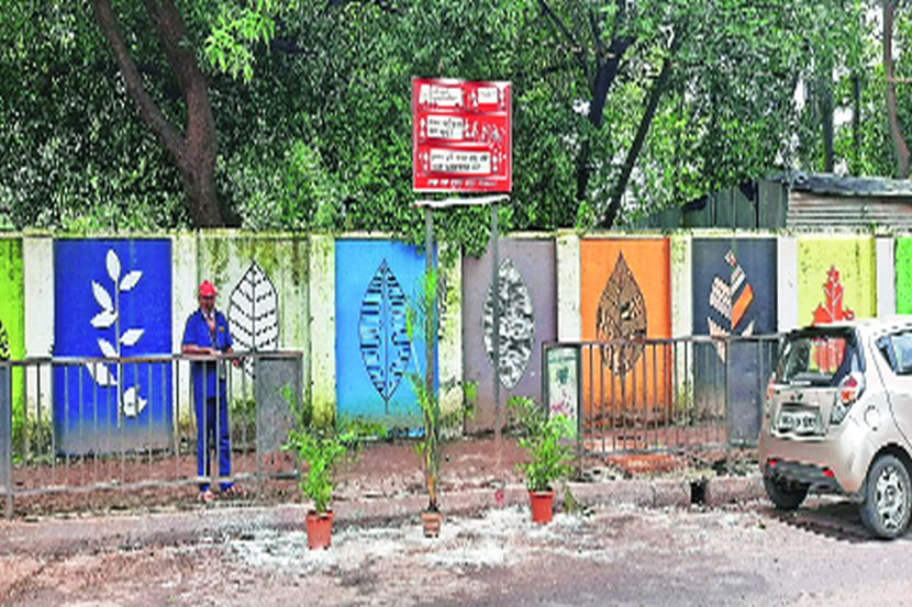 कचरा कुंडीच्या जागेवर झाडांच्या कुंडय़ा