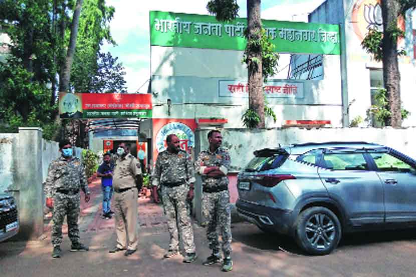 मंगळवारी शिवसेना आणि भाजप कार्यकर्त्यांमध्ये झालेल्या दगडफे कीच्या प्रकारानंतर दोन्ही पक्षांच्या कार्यालयांना दिलेला बंदोबस्त दुसऱ्या दिवशीही कायम होता.