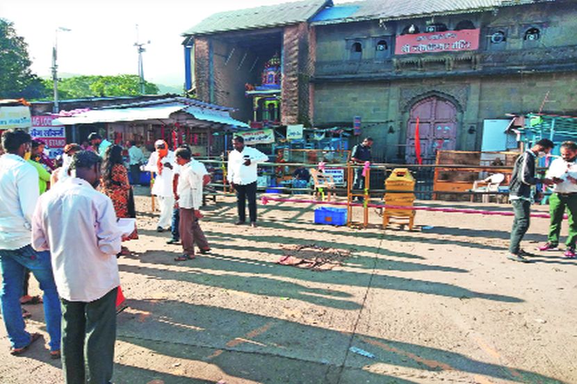 तिसऱ्या श्रावणी सोमवारी त्र्यंबकेश्वर मंदिराबाहेर अडथळे उभारलेले असल्याने भाविकांना दुरूनच दर्शन घ्यावे लागले.