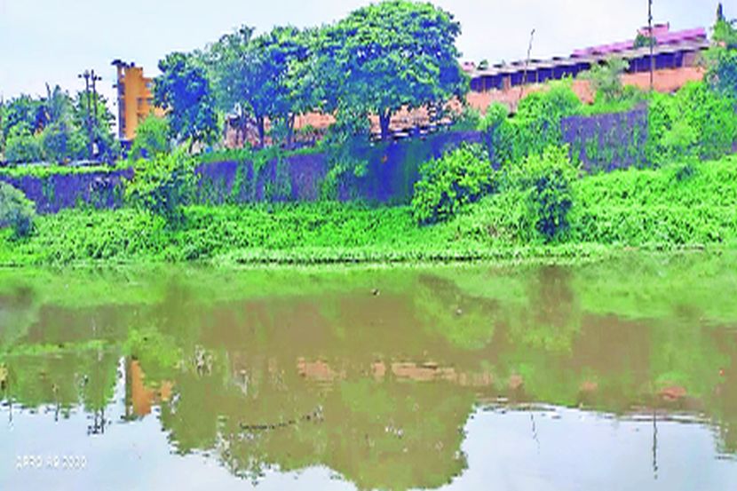 न्यायालयाचा आदेश न मानता गोदावरीत निळ्या पूररेषेत काँक्रिटची भिंत