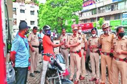 हेल्मेटधारकांचा पोलिसांकडून सत्कार
