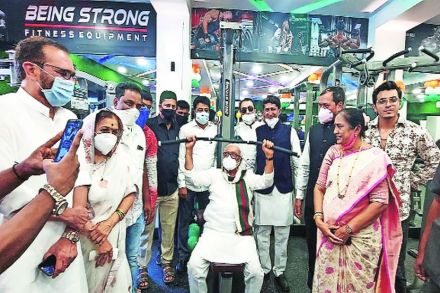 महानगरपालिकेतर्फे मुलतानपुरा भागात उभारलेल्या व्यायामशाळेच्या उद्घाटनप्रसंगी पालकमंत्री छगन भुजबळ यांना सरावाचा मोह आवरला नाही.